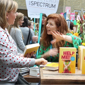 Marianne Power kwam voor de promotie van 'Help me!'